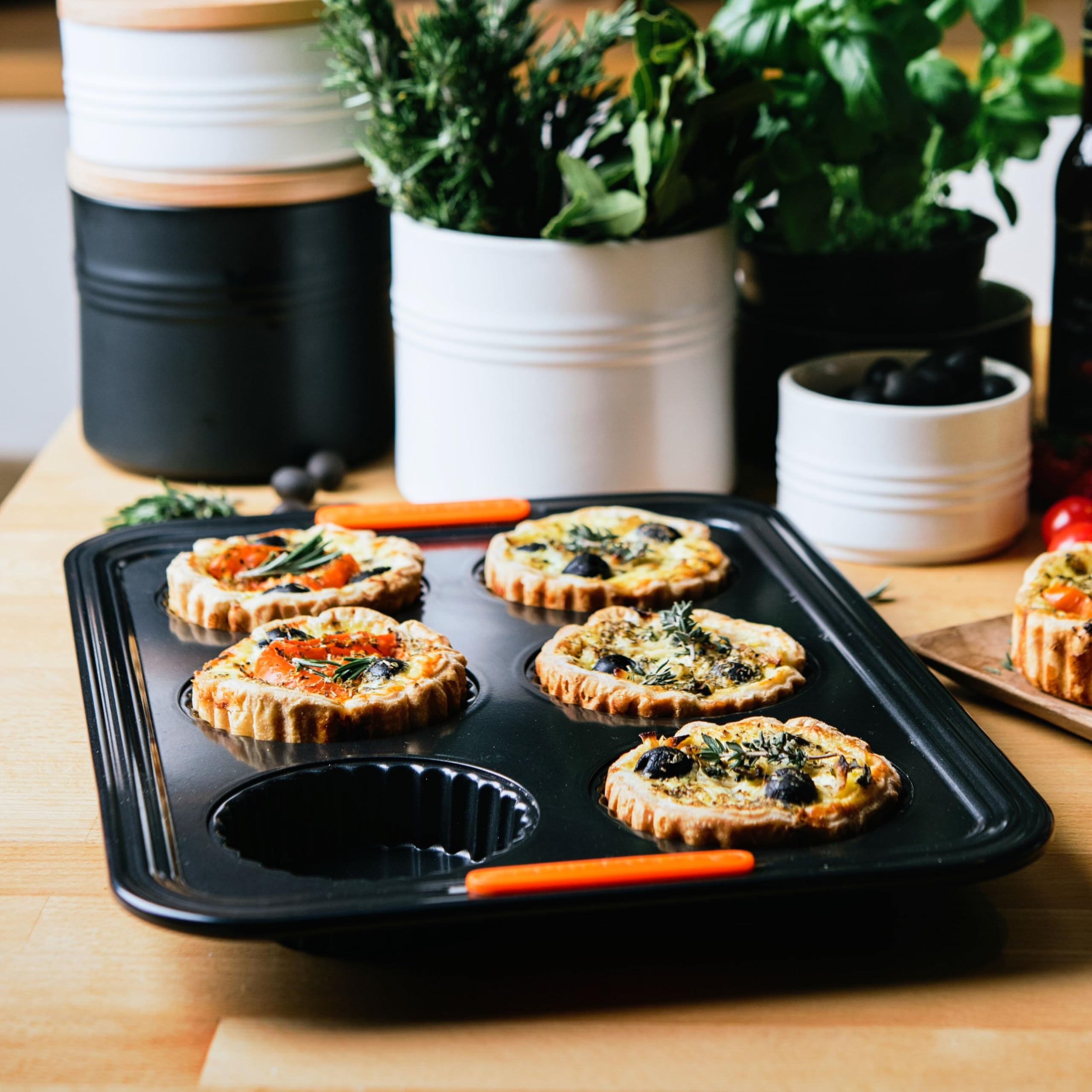 le-creuset-moule-6-tartelettes-acier-silicon-anthracite-orange image 5