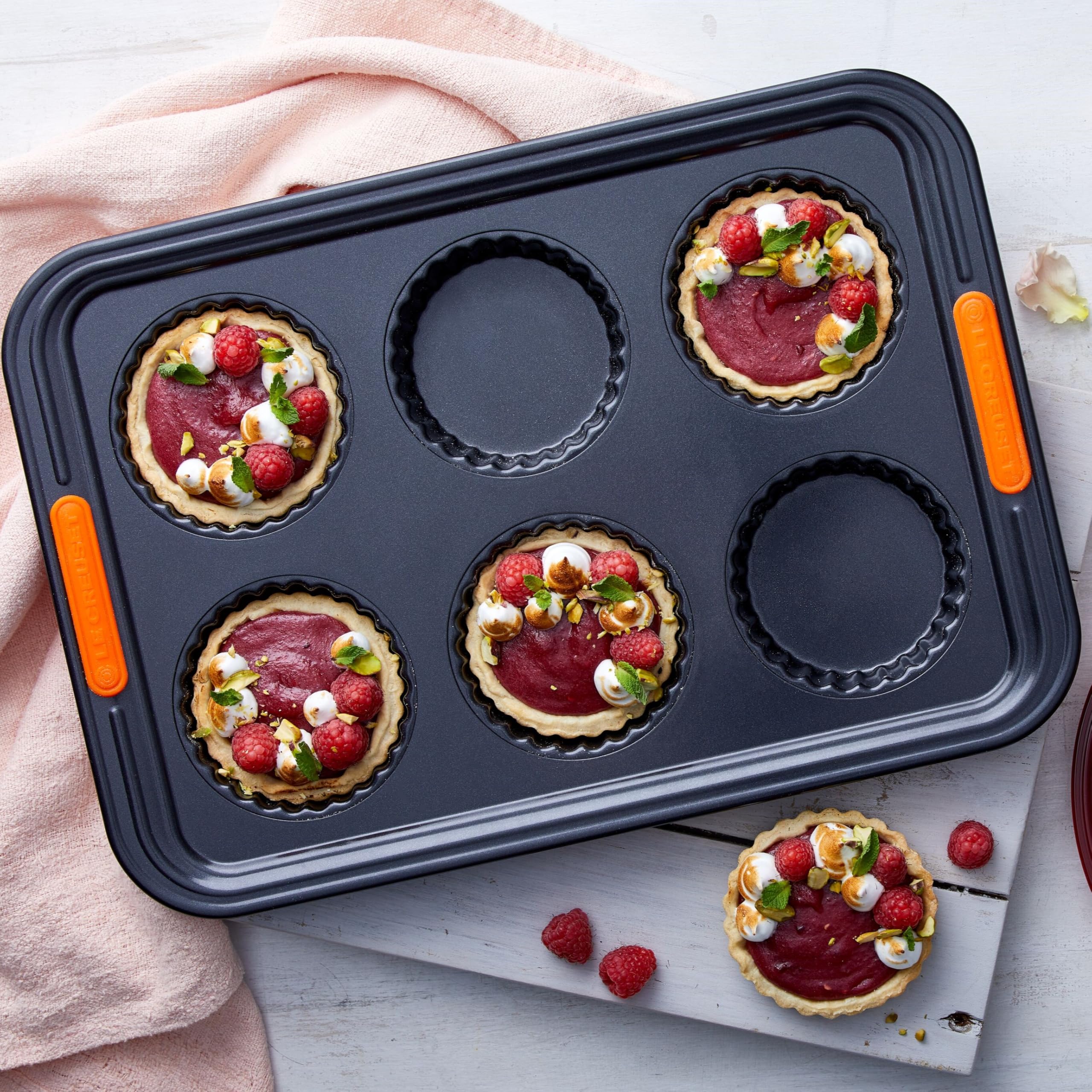 le-creuset-moule-6-tartelettes-acier-silicon-anthracite-orange image 4