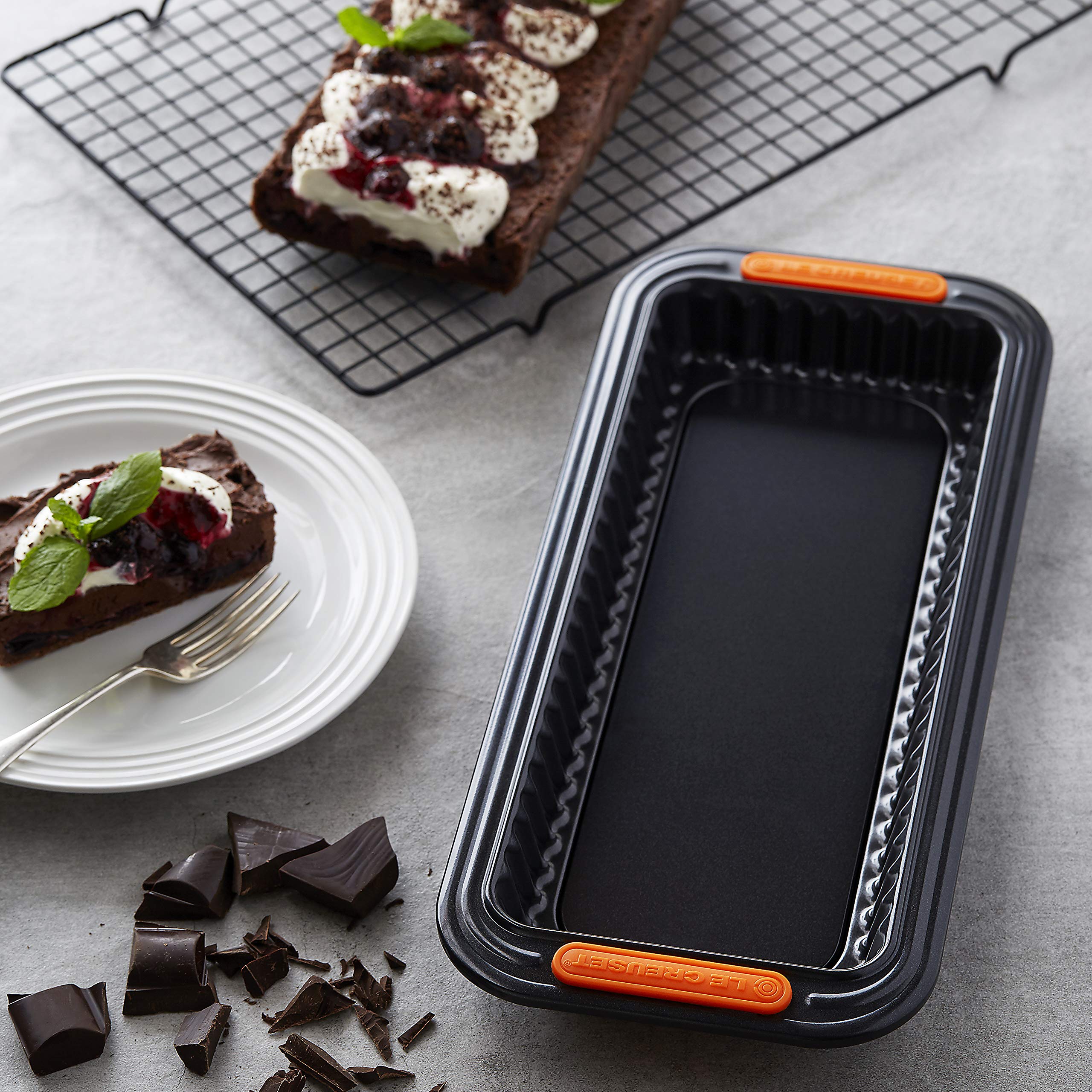 le-creuset-moule-tarte-rectangulaire-fond-amovible-33x13-cm-anthracite-orange image 5