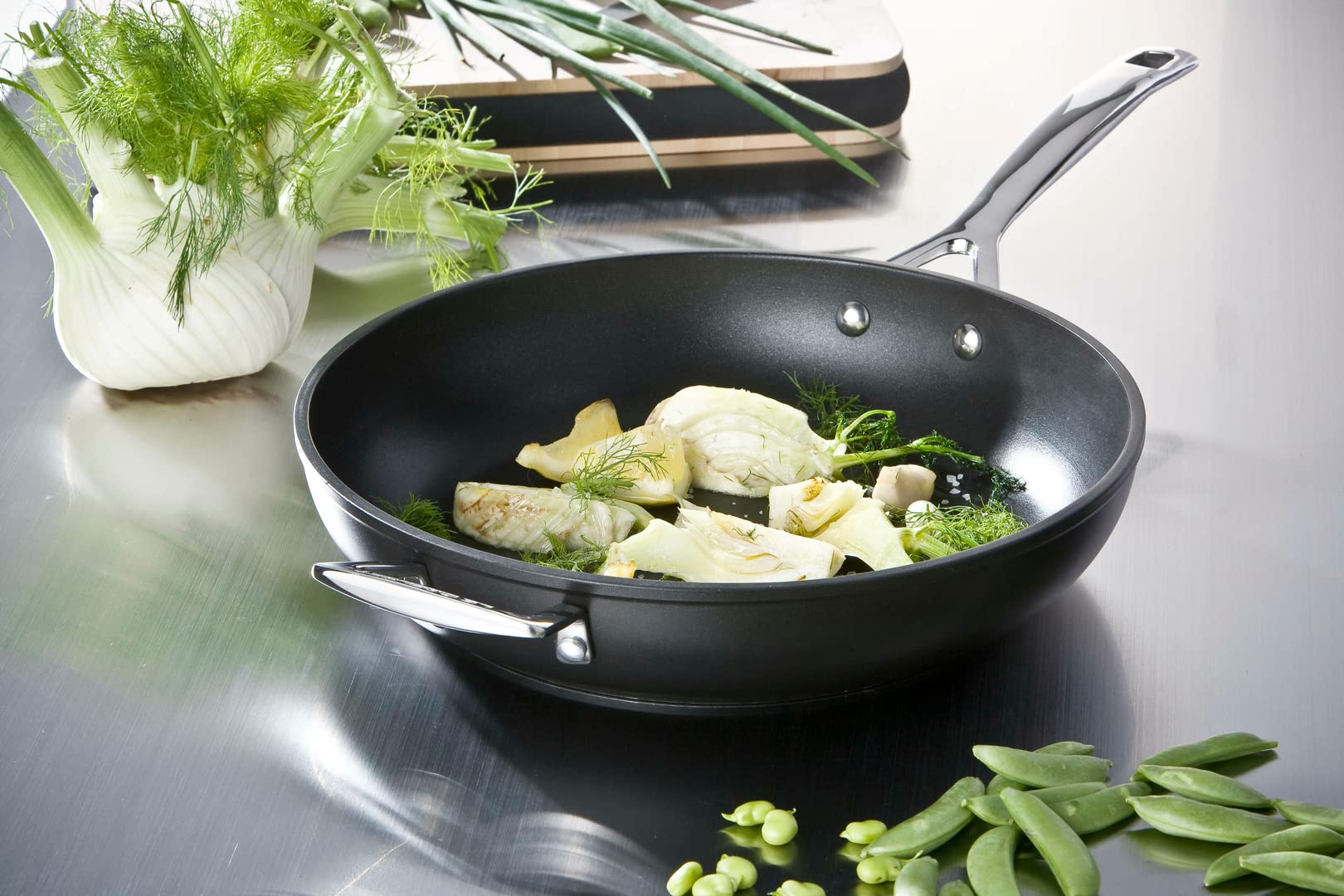 le-creuset-sauteuse-aluminium-forg-anti-adh-sive-28-cm-anthracite image 8