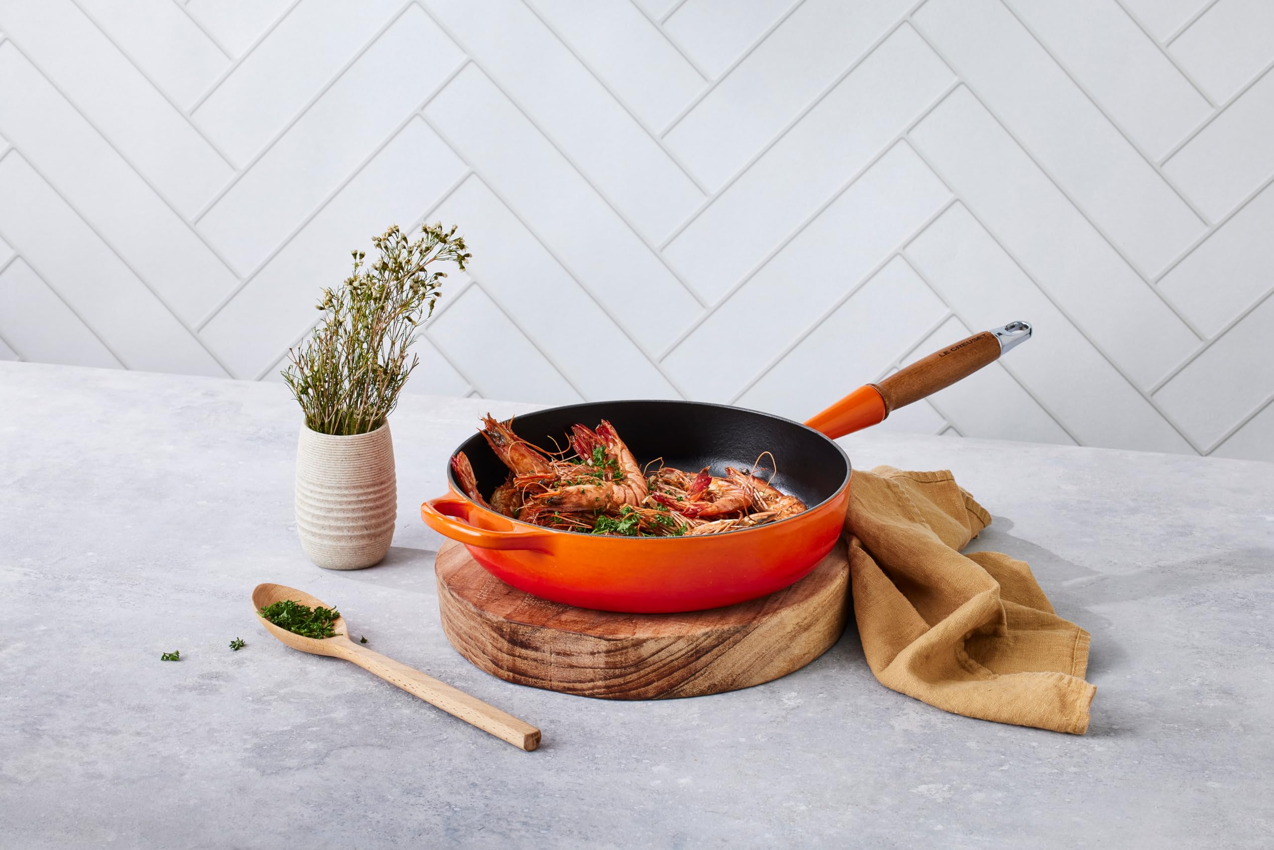 le-creuset-sauteuse-en-fonte-maill-e-28-cm-3-6-l-volcanique-poign-e-bois image 5