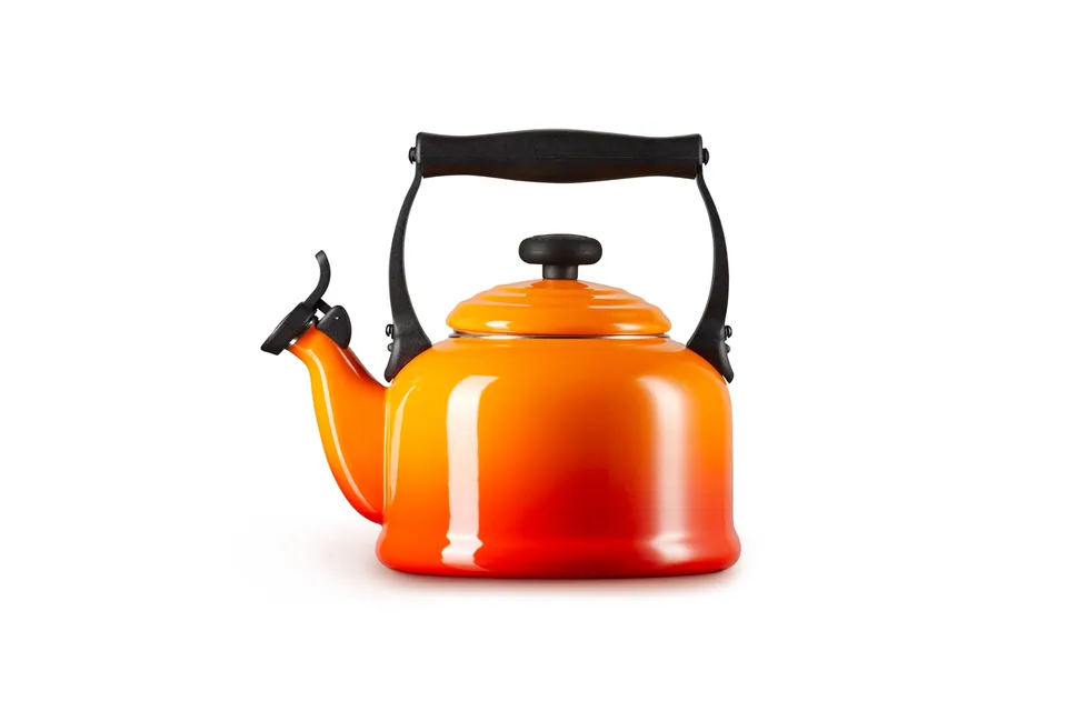 le-creuset-bouilloire-traditionnelle-sifflet-acier-maill-2-1-l-volcanique image 1