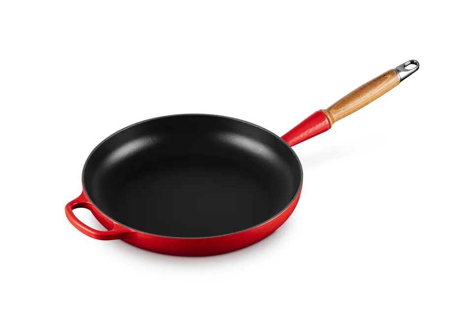 le-creuset-po-le-frire-en-fonte-maill-e-26-cm-cerise-manche-bois image 1
