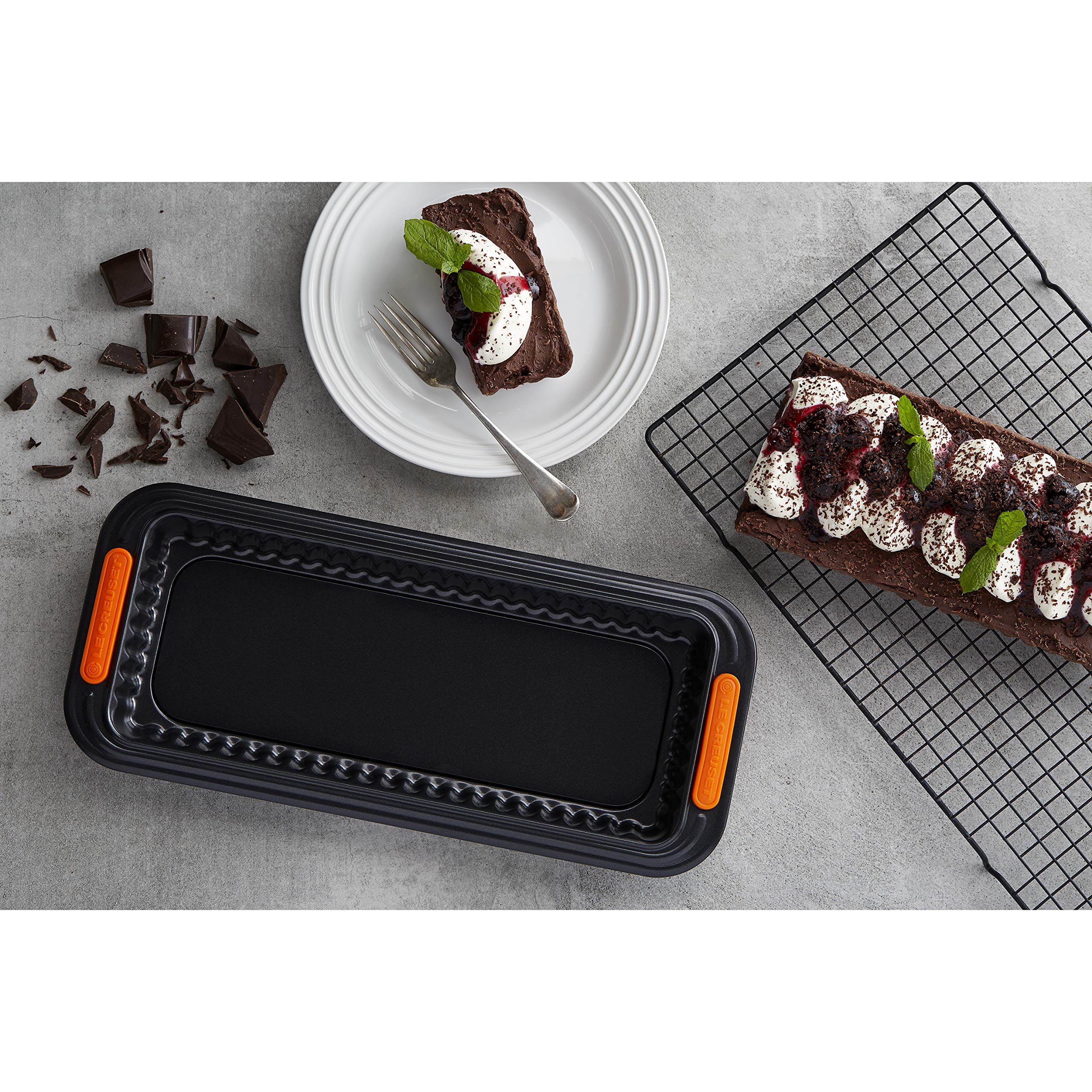 le-creuset-moule-tarte-rectangulaire-fond-amovible-33x13-cm-anthracite-orange image 3