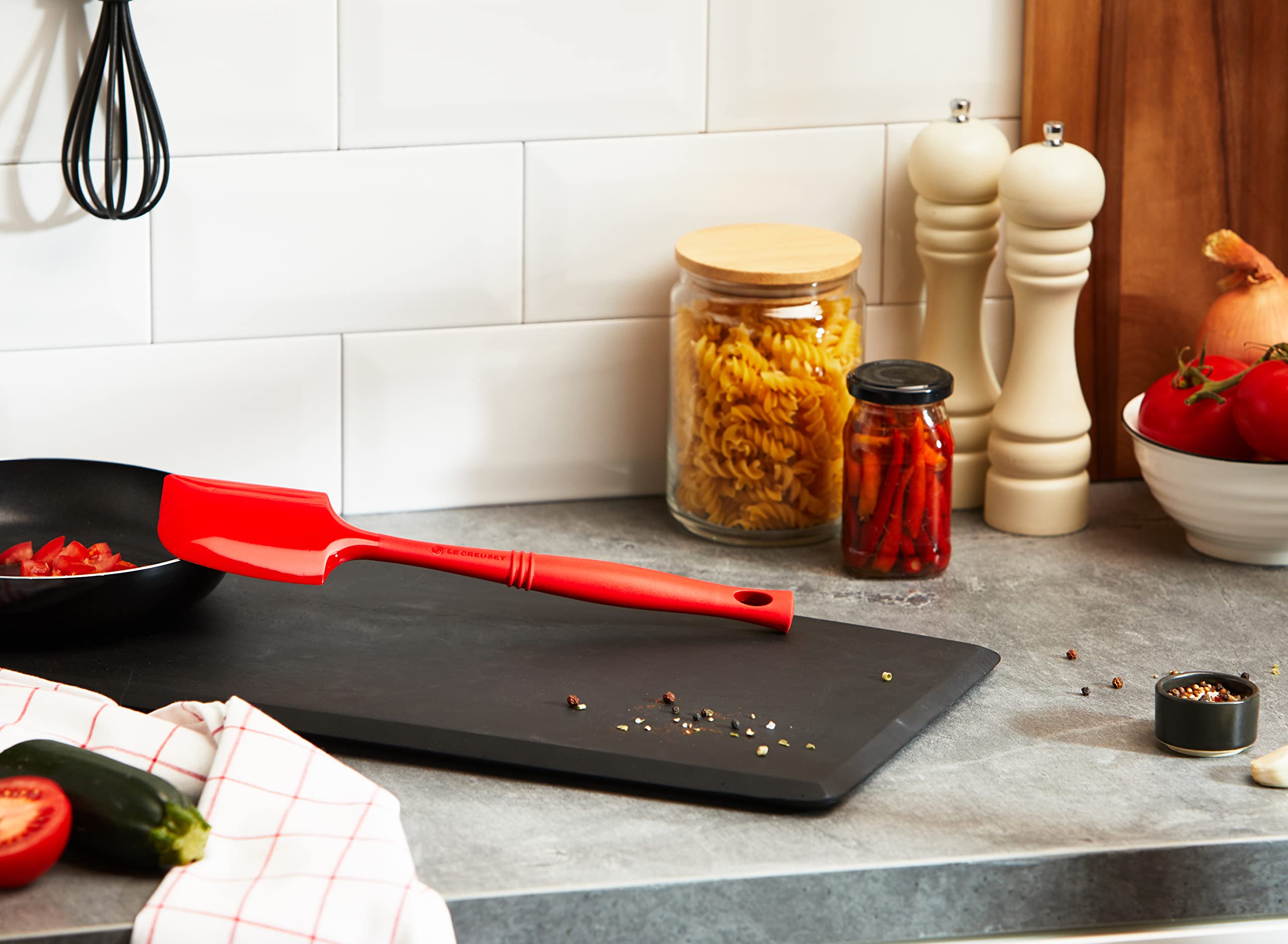 le-creuset-spatule-tout-silicone-32-cm-cerise image 2