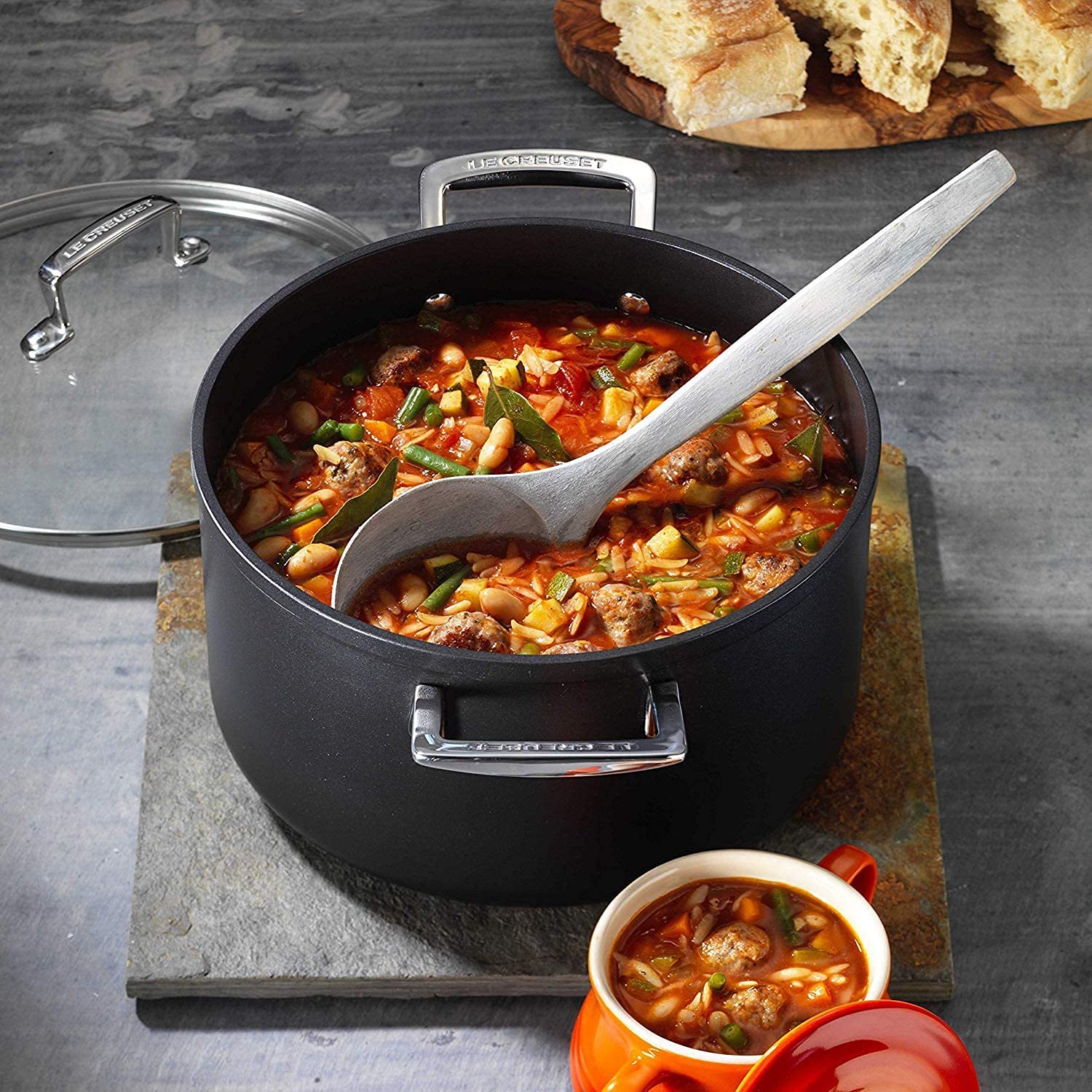 le-creuset-toughened-nonstick-pro-faitout-aluminium-forg-20-cm-avec-couvercle image 2