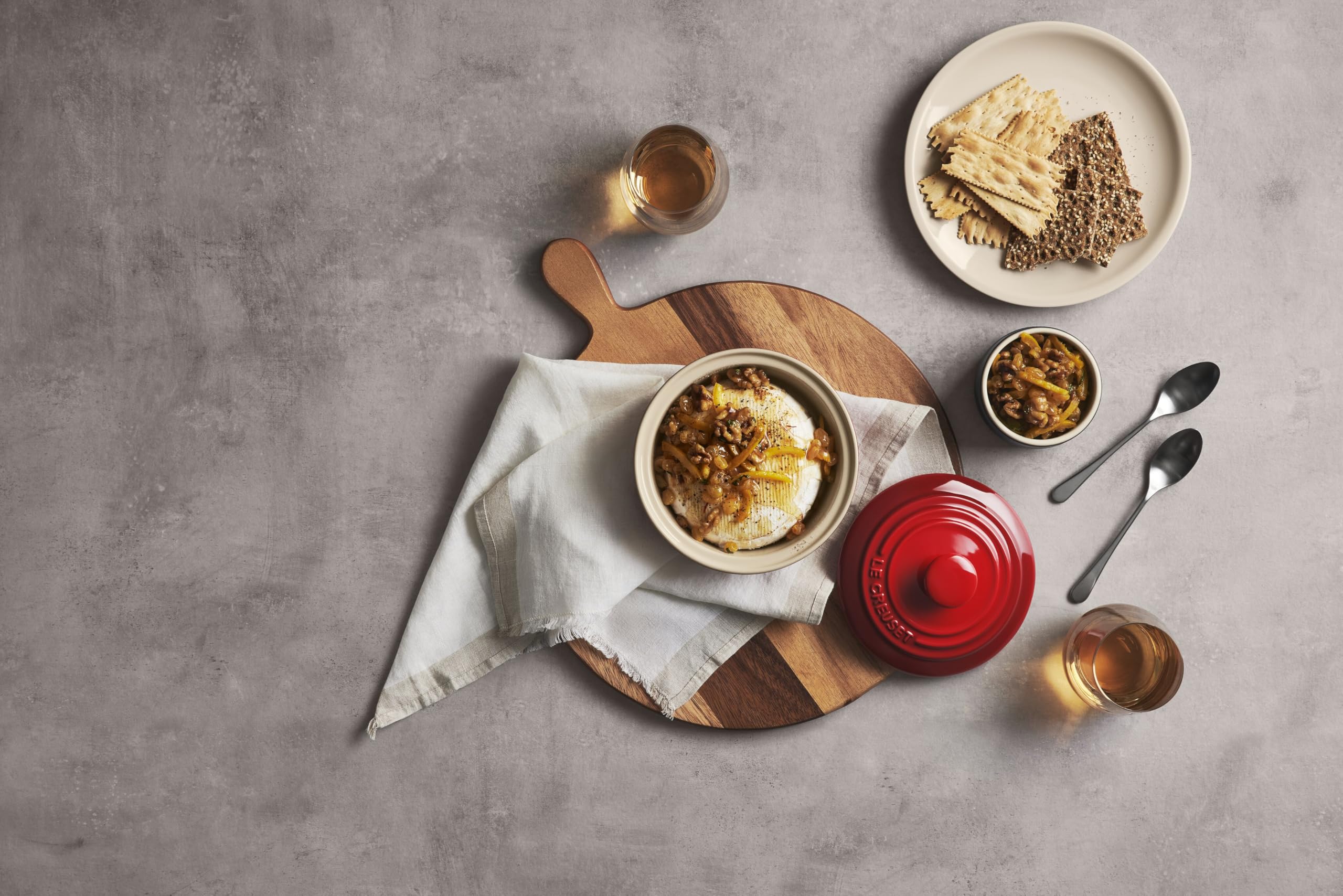 le-creuset-cuiseur-camembert-c-ramique-avec-couvercle-cerise image 6