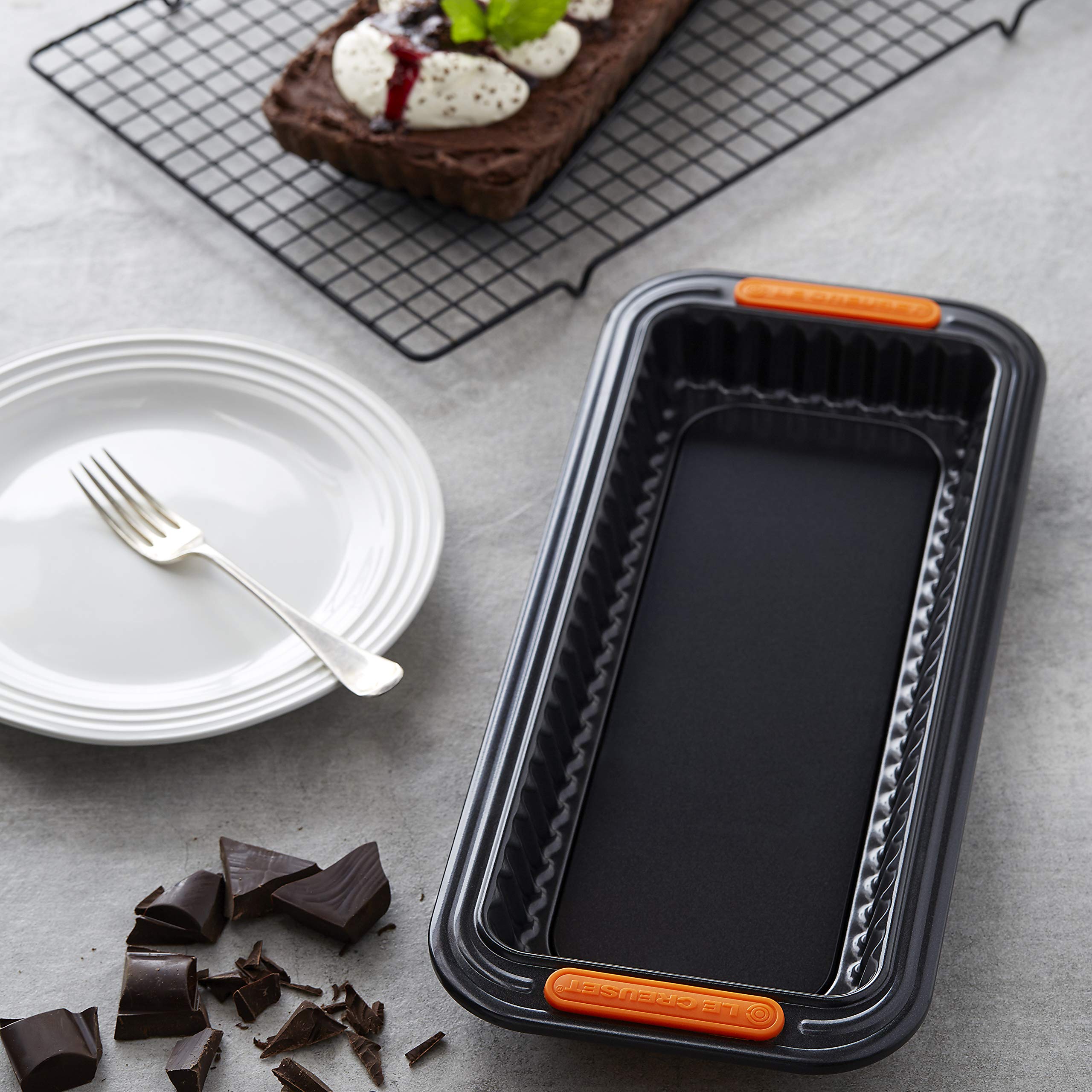 le-creuset-moule-tarte-rectangulaire-fond-amovible-33x13-cm-anthracite-orange image 2