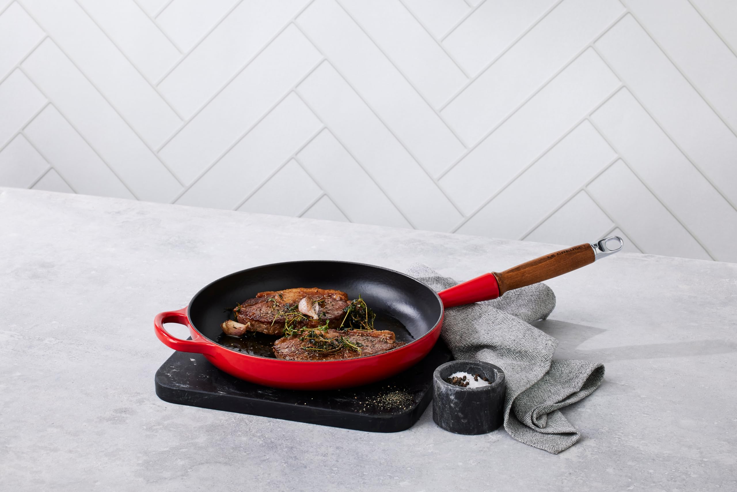 le-creuset-po-le-frire-en-fonte-maill-e-26-cm-cerise-manche-bois image 5