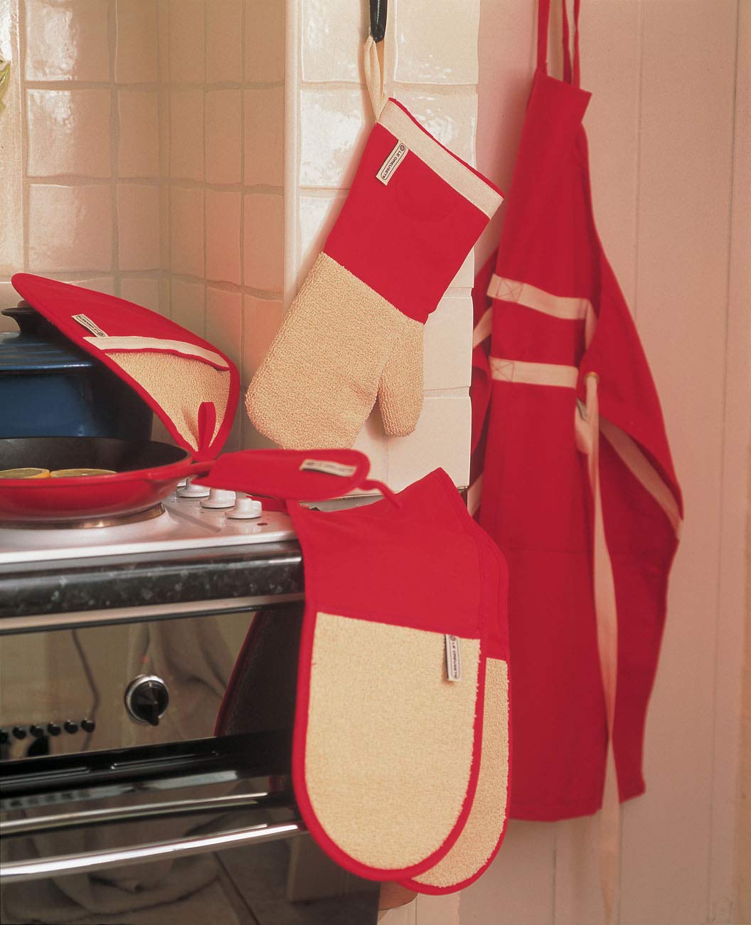 le-creuset-tablier-chef-100-coton-avec-poches-cerise-taille-unique image 3