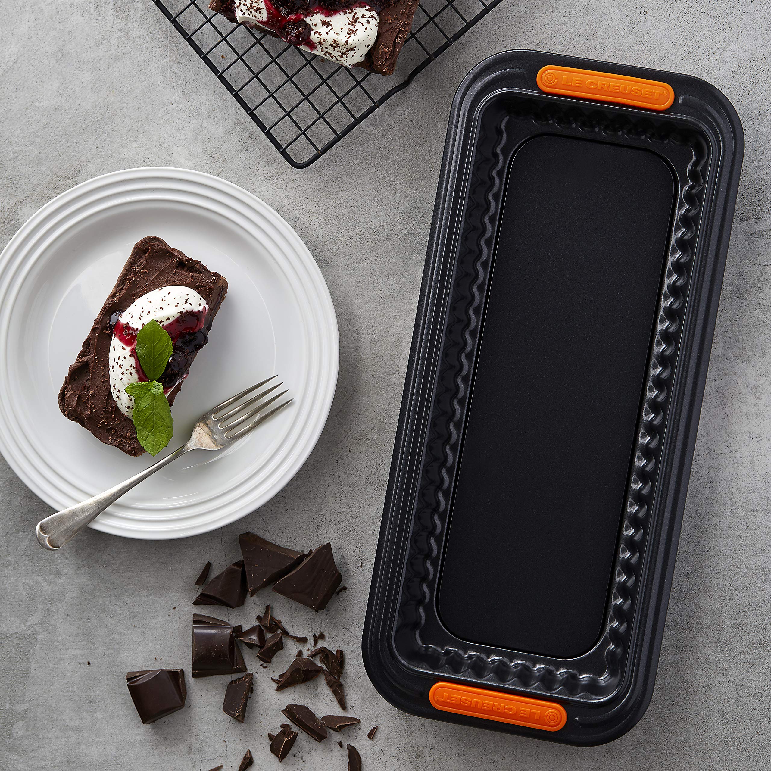 le-creuset-moule-tarte-rectangulaire-fond-amovible-33x13-cm-anthracite-orange image 4