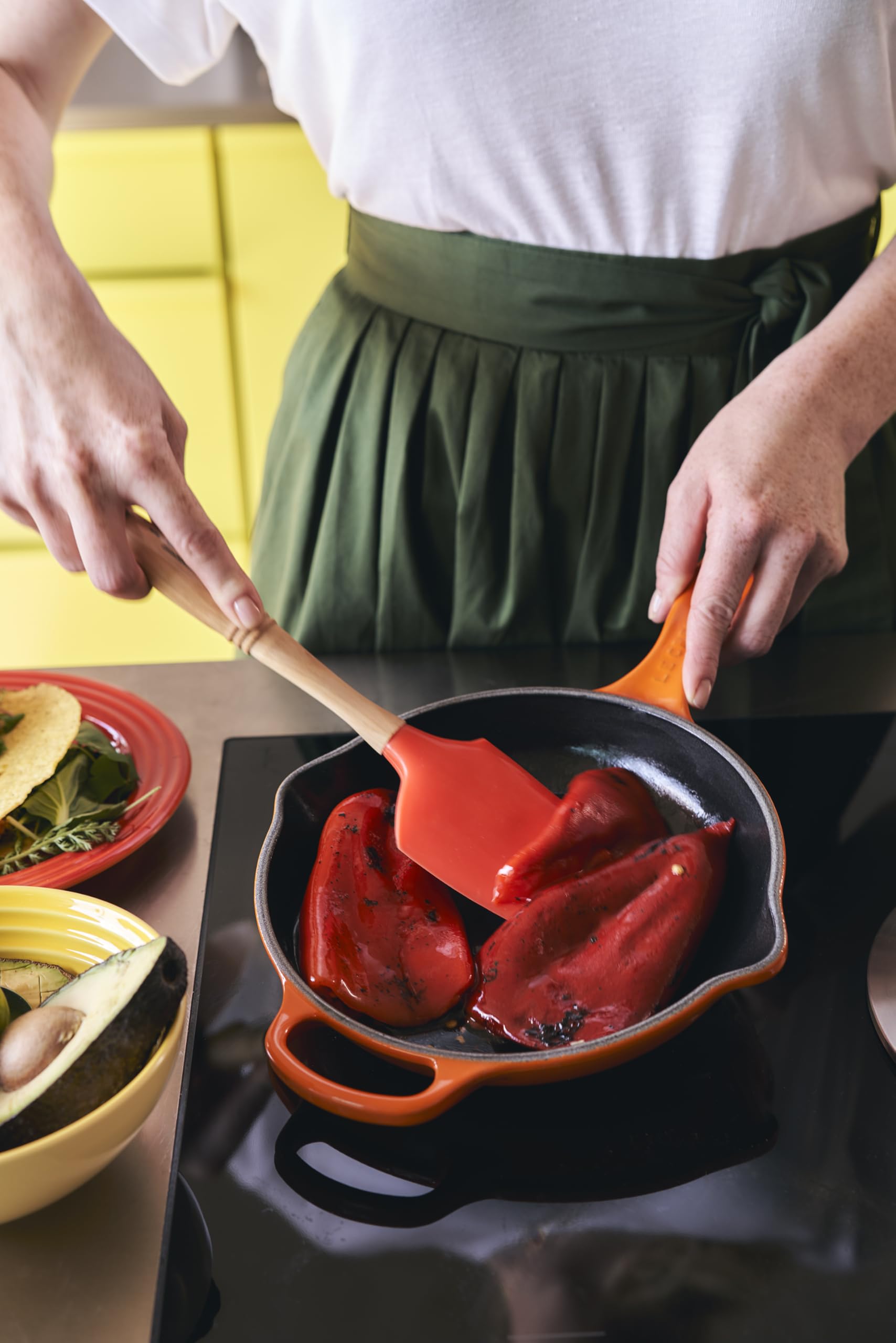 le-creuset-signature-skillet-fonte-maill-e-rond-23-cm-cerise image 5