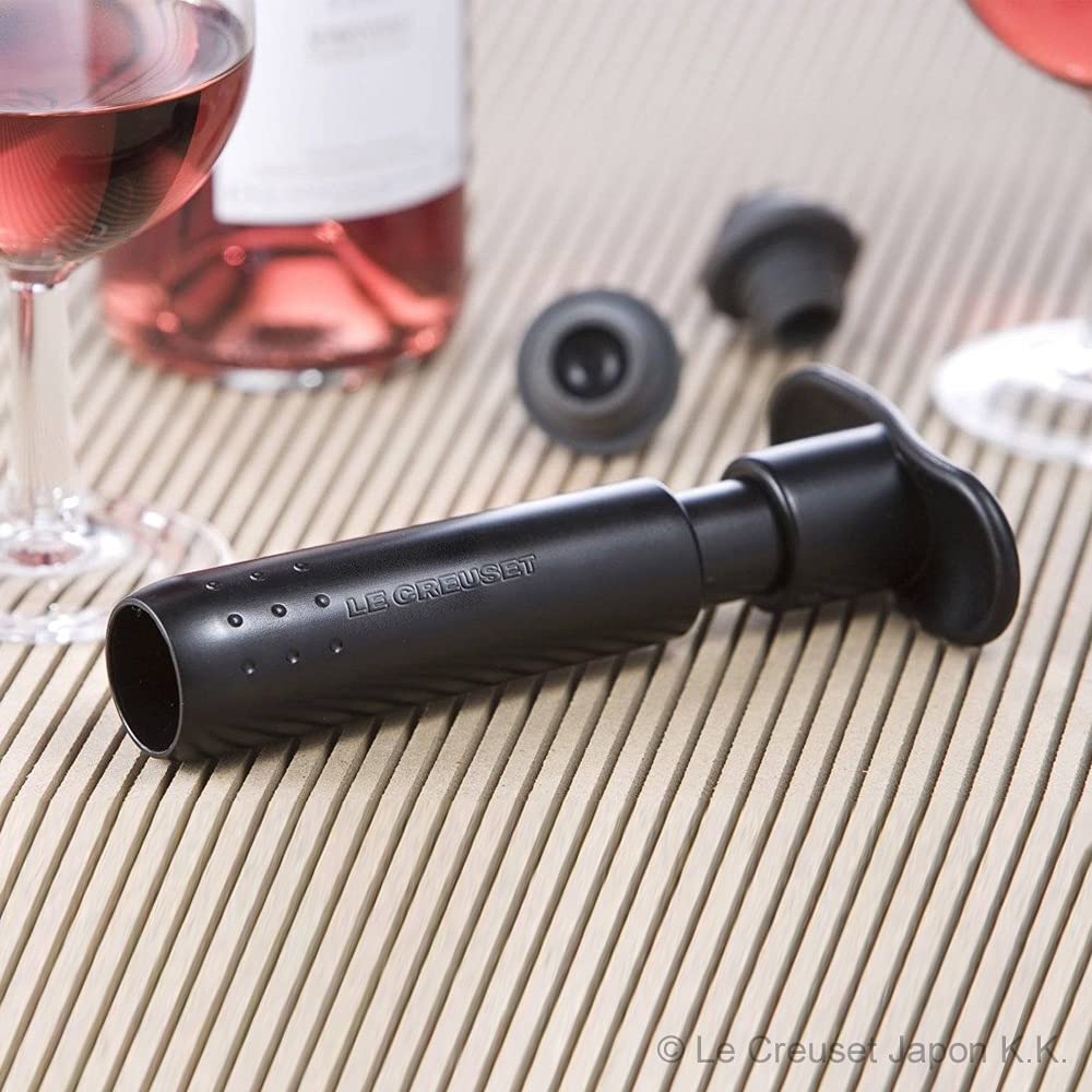le-creuset-pompe-vin-wa-137-noir-mat-3-bouchons image 3