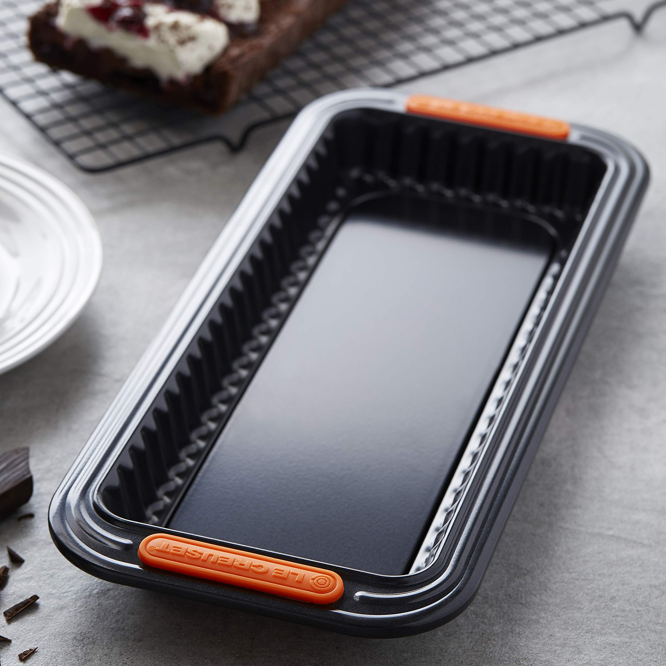 le-creuset-moule-tarte-rectangulaire-fond-amovible-33x13-cm-anthracite-orange image 6