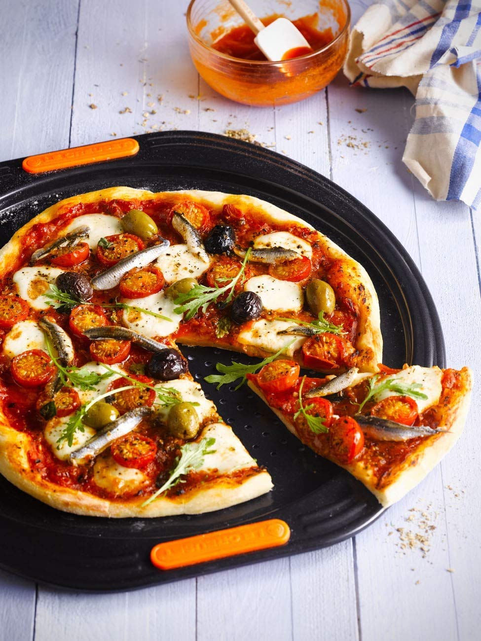 le-creuset-plaque-pizza-anti-adh-rente-33-cm-acier-silicon image 2